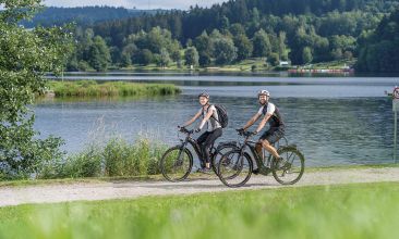 zwei Radfahrer bei Donau-Moldau